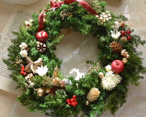 針葉樹のクリスマスリース・本物のヒムロスギを使ったリースにかわいい