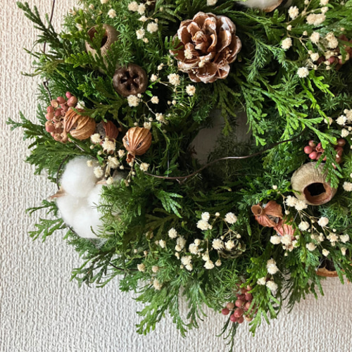 クリスマスリース ナチュラル グリーン 白 シック 針葉樹 カスミソウ