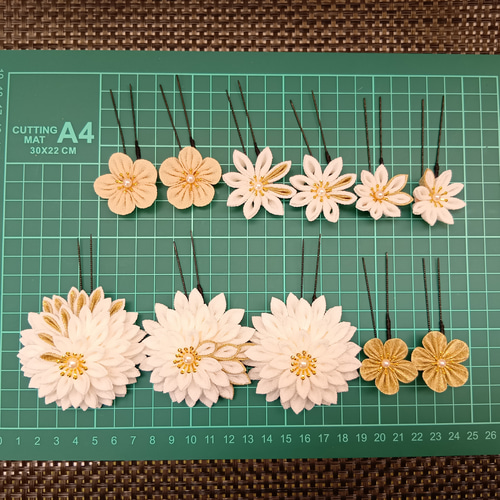 受注製作】成人式 髪飾り つまみ細工 ちりめん 白 金 七五三 卒業式