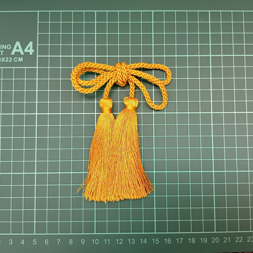 つまみ細工　髪飾り　成人式　七五三　卒業式　入学式　お祝い　タッセル 受注製作】成人式 髪飾り つまみ細工 ちりめん 白 金 七五三 卒業式