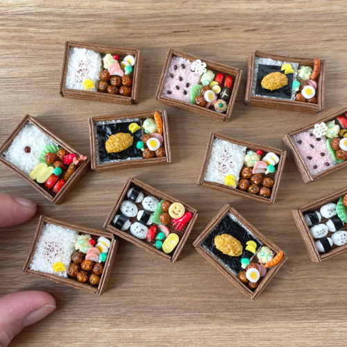 小人のお弁当】お赤飯のお弁当 ミニチュアフード マグネット