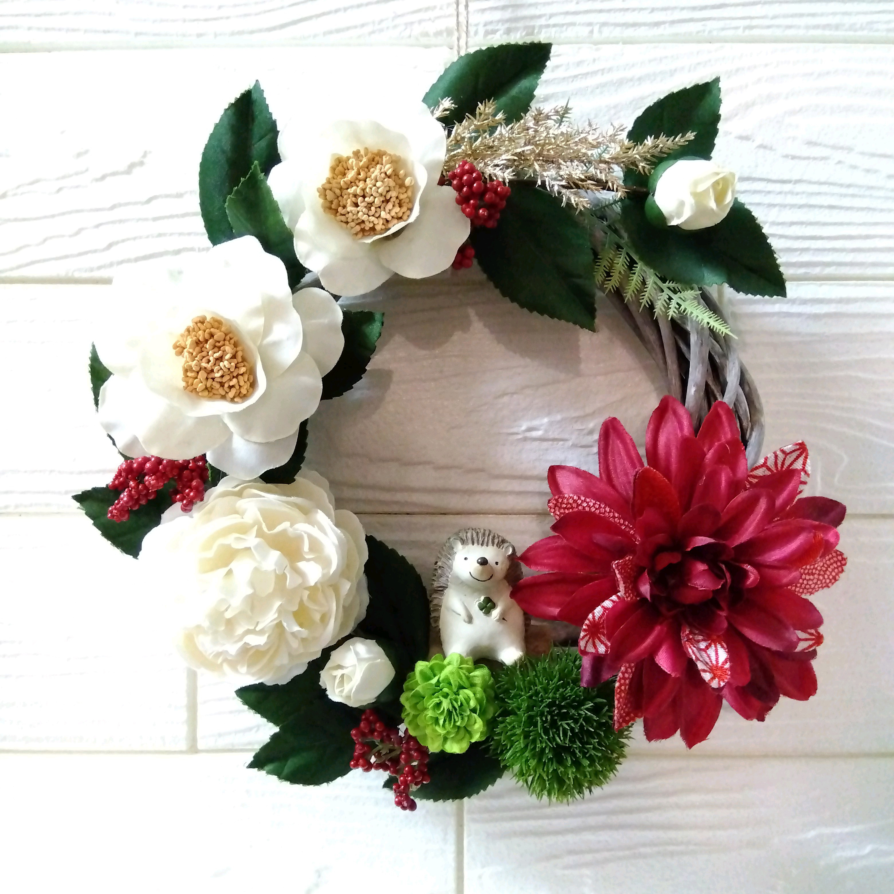 ダリア と 椿　の　和風リース　紅白　ハリネズミ