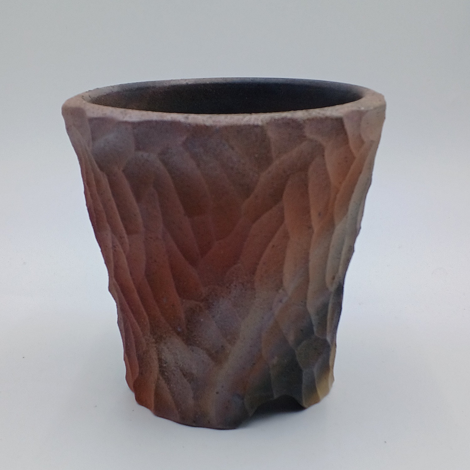 4号　BsLab の植木鉢 C-43 (炭化焼成・匣詰め・窯変・焼締・彫文)