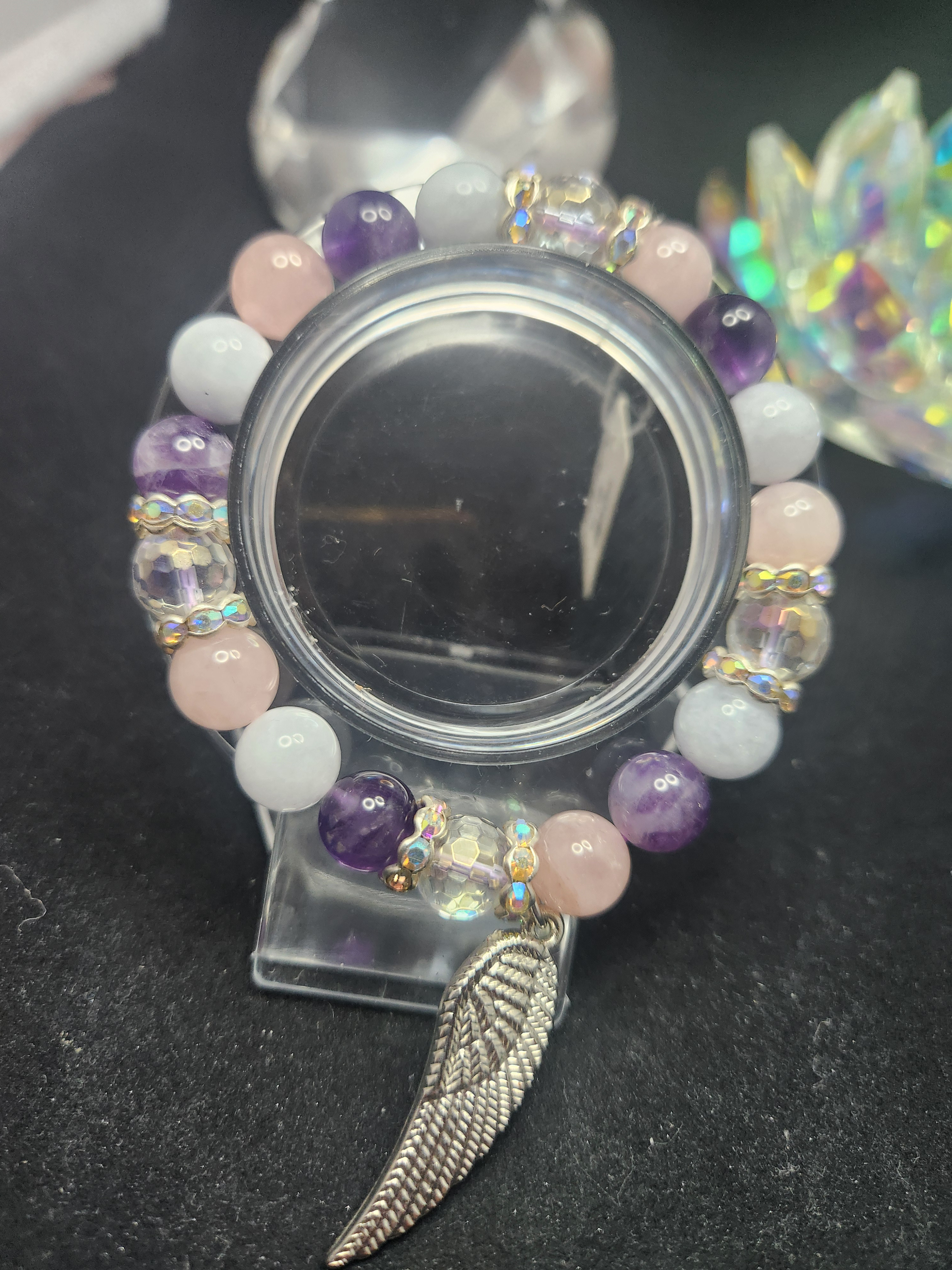 @愛の泉天然石ブレスレット～羽根チャーム付き～(アメジスト、クリスタル、ローズクォーツ)