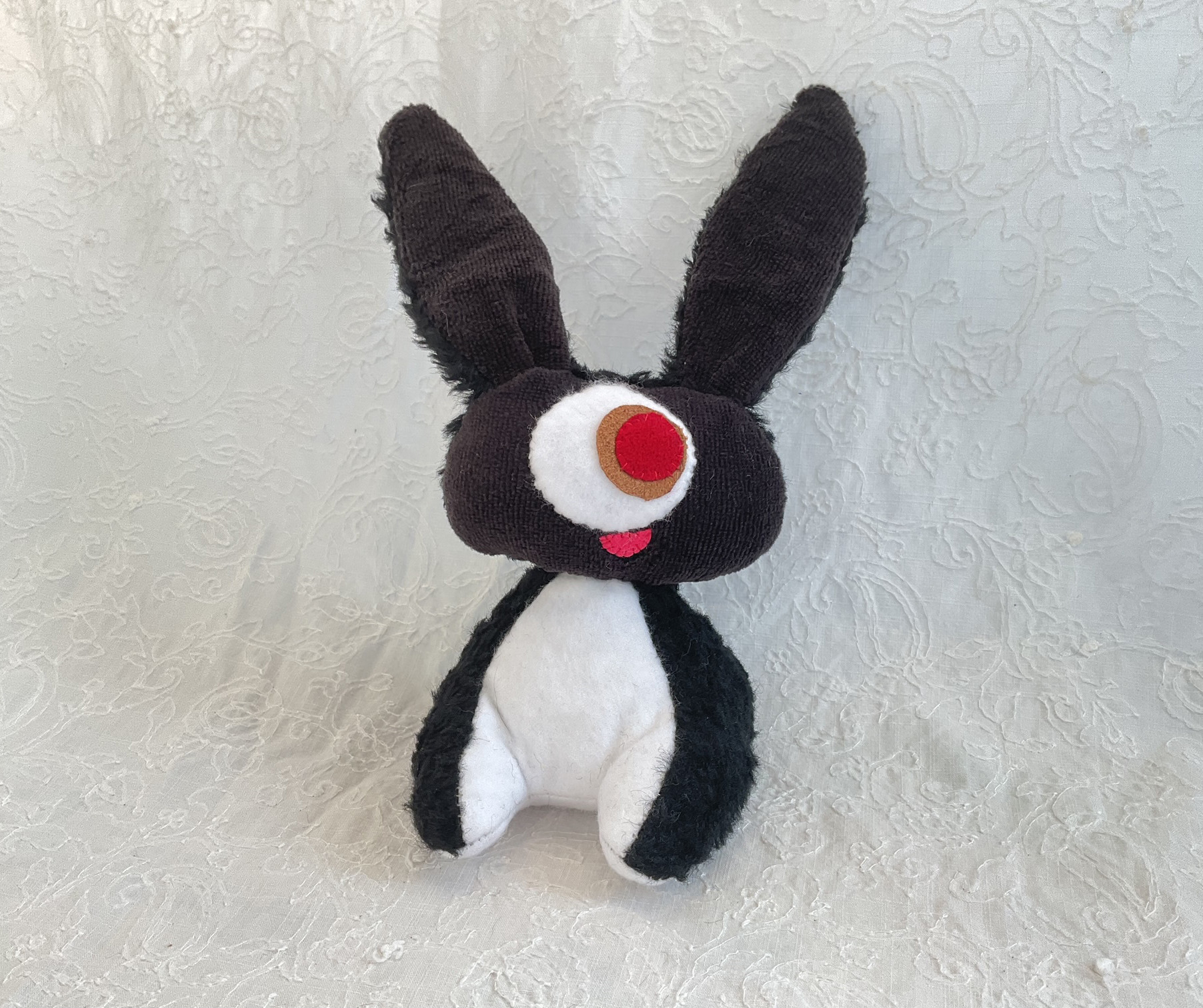 うさぎに擬態したひとつ目ちゃん ぬいぐるみ SHIOxSHIO 通販