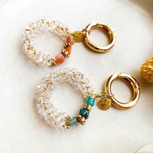 大人可愛い ガラスビーズとさざれ石のサークル キーホルダー