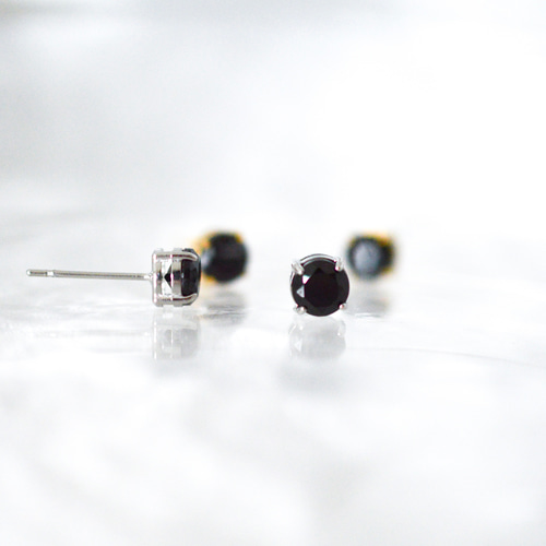 メンズライクなブラックスピネルの一粒ピアス】5mm / 黒 / 天然石