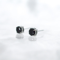 メンズライクなブラックスピネルの一粒ピアス】5mm / 黒 / 天然石