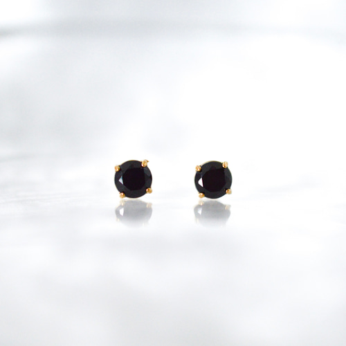 メンズライクなブラックスピネルの一粒ピアス】5mm / 黒 / 天然石
