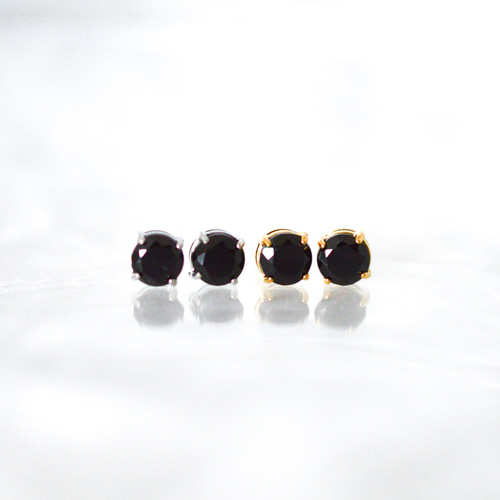 メンズライクなブラックスピネルの一粒ピアス】5mm / 黒 / 天然石