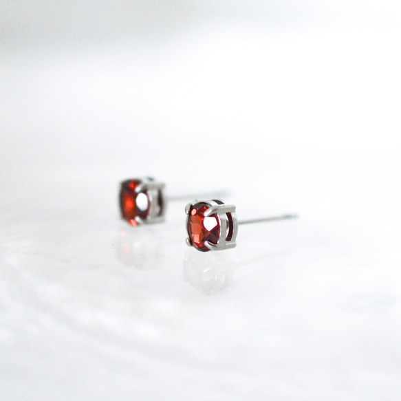 ガーネット　金属製ピアス 約5mm ガーネット金属製ピアス 約5mm