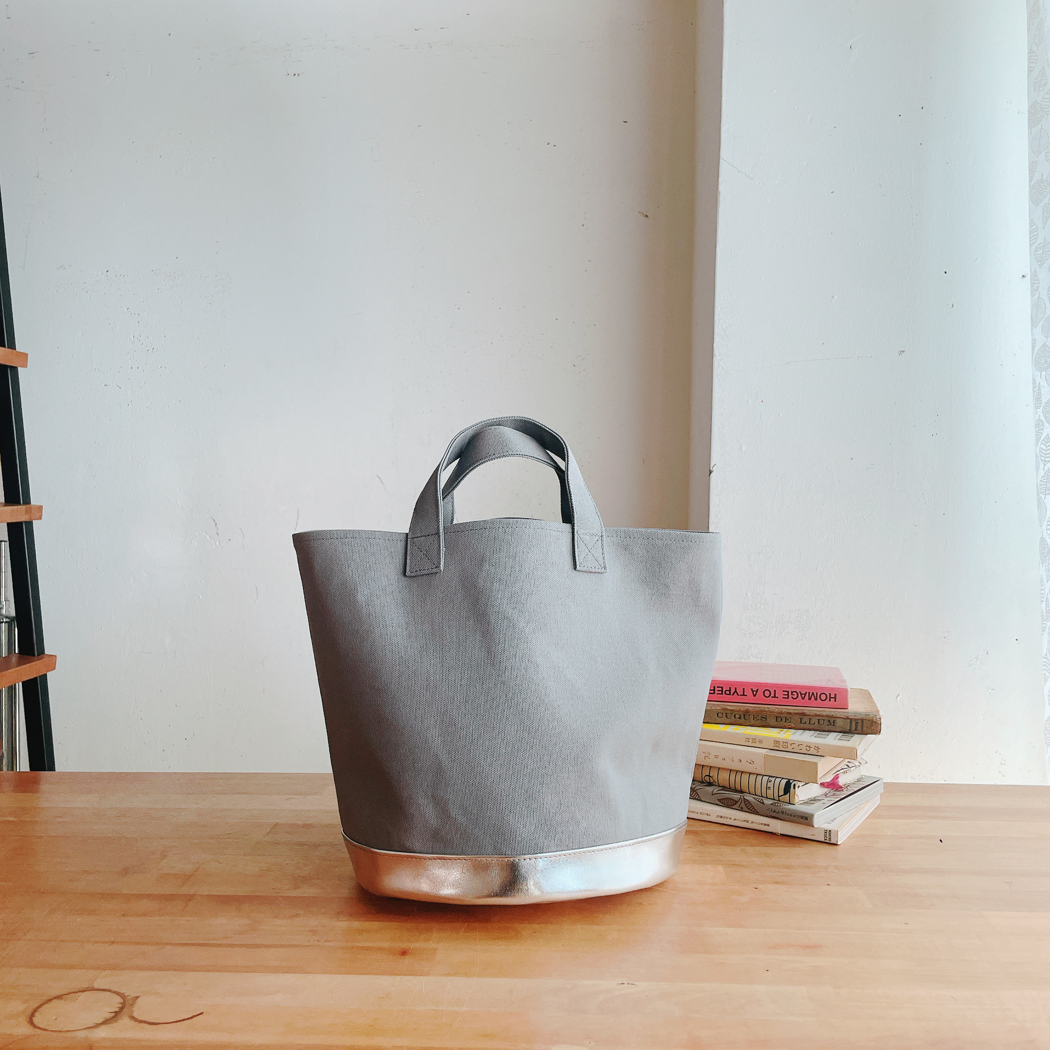 ［L］マルシェカゴのような帆布のバケツトート　クールグレー×シルバー