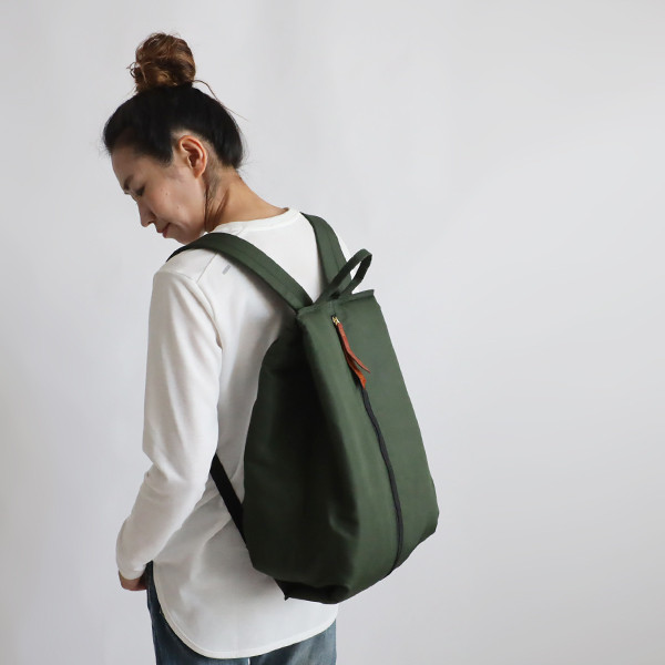 最終ＳＡＬＥ　軽量クッション入ナイロン リュックサック バックパック エコリュック カーキ P45C