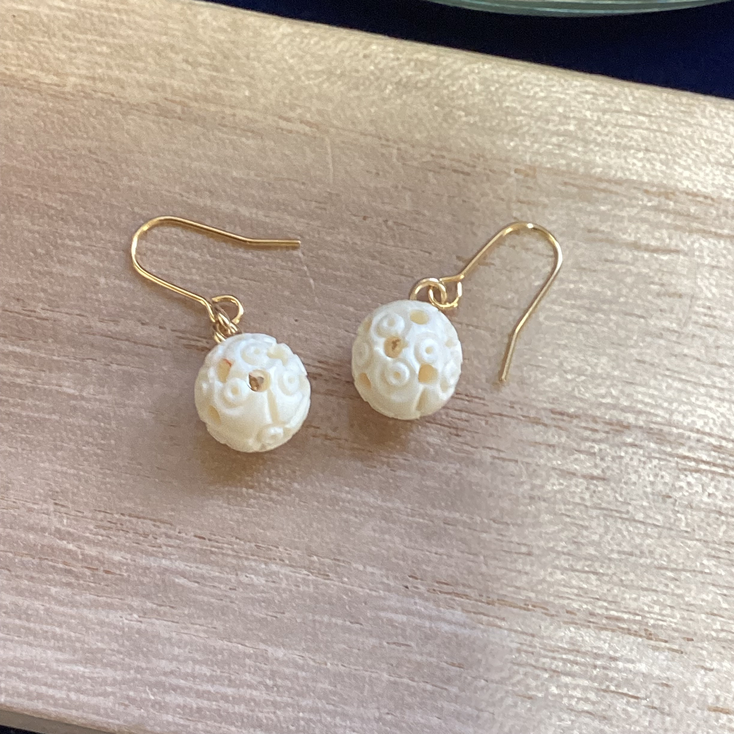 ☆本象牙透かし彫り丸玉ピアス　※A-147