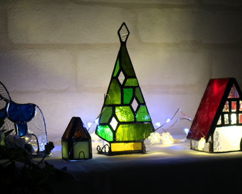 クリスマス　ろうそく立て　ステンドグラス ステンドグラス風のクリスマスキャンドルのイラストのイラスト素材