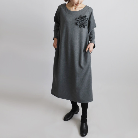 ⁑ラスト1 　最終ＳＡＬＥ　１１２cm裏パイル スウェット生地　花コサージュ付ワンピース グレーG65B 8枚目の画像