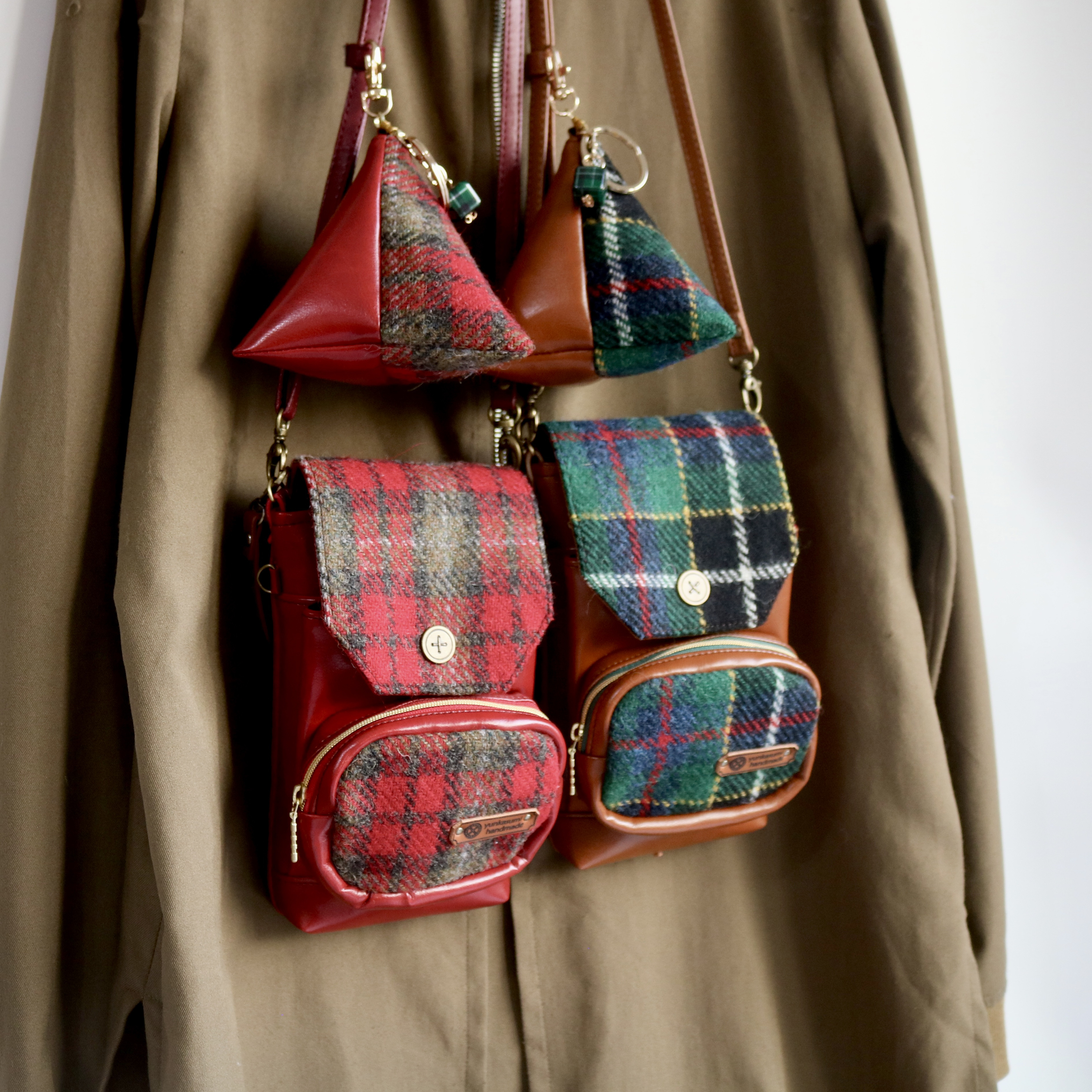 creema限定　クリスマスデザイン　小物が整理できるコロンとポケット　スマホポシェット