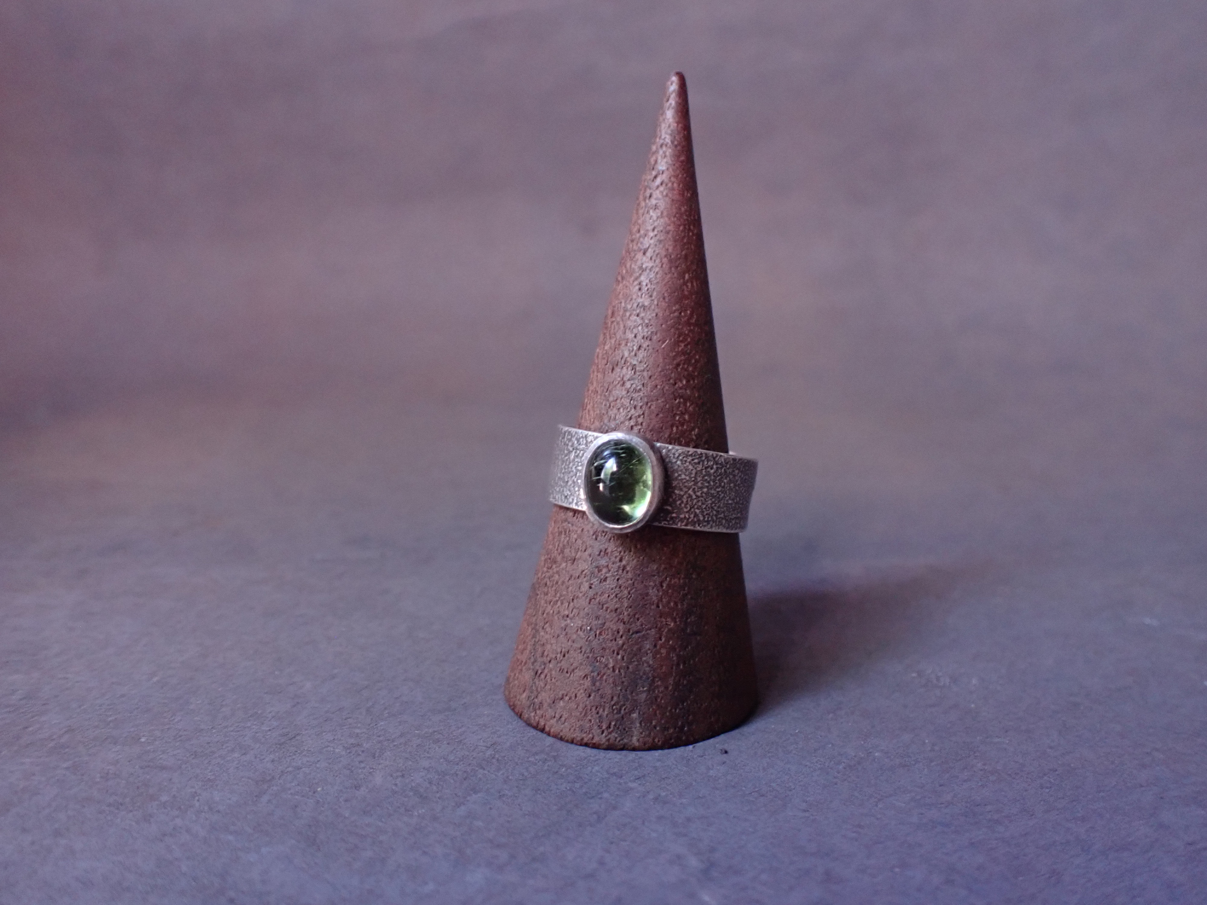 【 ペリドットの指環　20号 】ペリドット／８月誕生石／ルーン文字／シゲル／指輪／シルバー