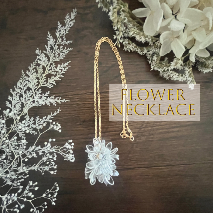 可憐な透明フラワー ネックレス