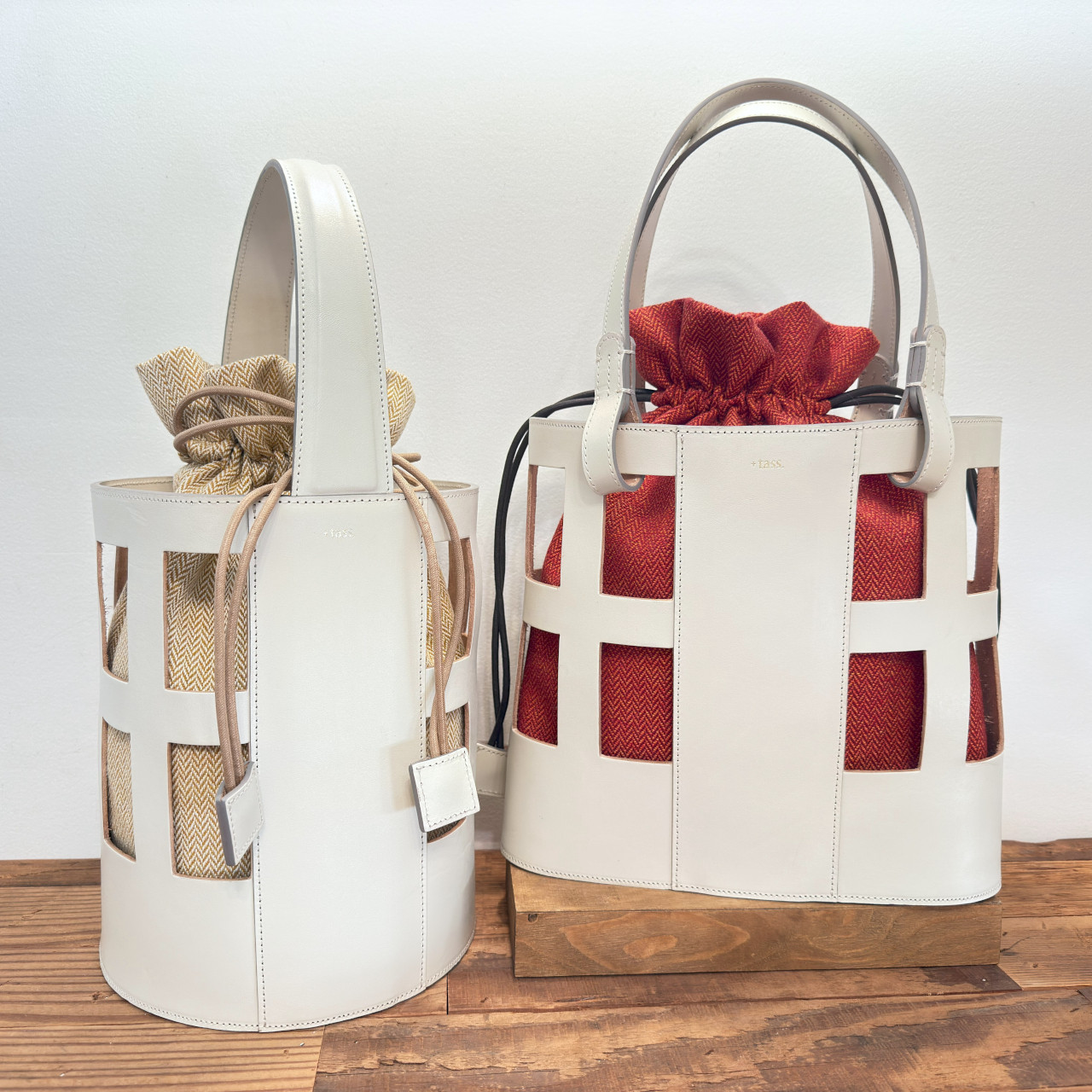 Square Hole Bag　Col:Ivory　ツィード素材巾着付