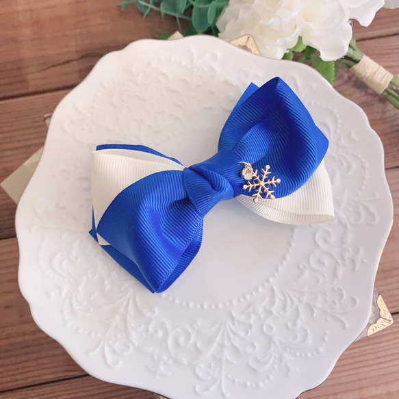 ふんわりリボン 青×白 雪のチャーム＆ラインストーン付 バレッタ