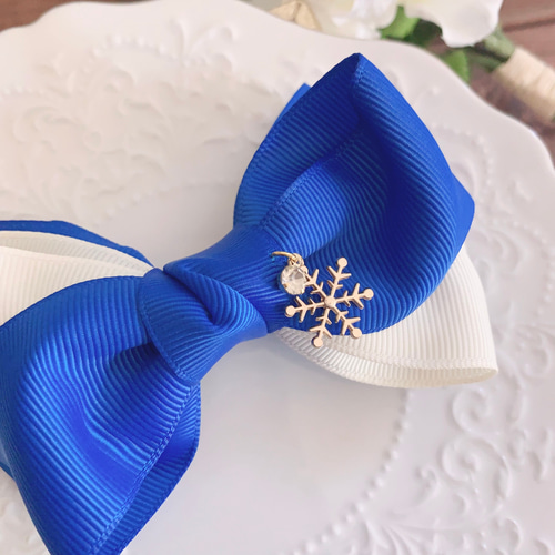 ふんわりリボン 青×白 雪のチャーム＆ラインストーン付 バレッタ