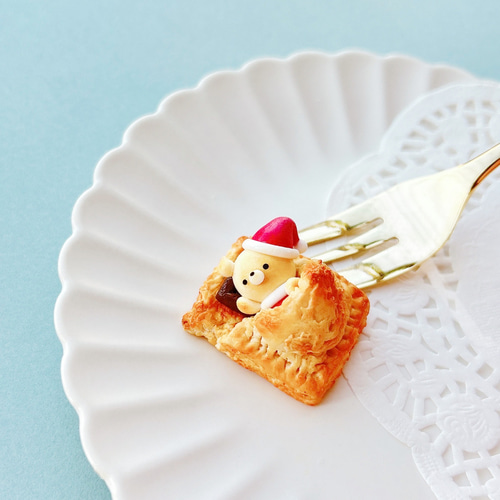 クリスマス限定】サクサック生地のくまねんねパイ キーホルダー