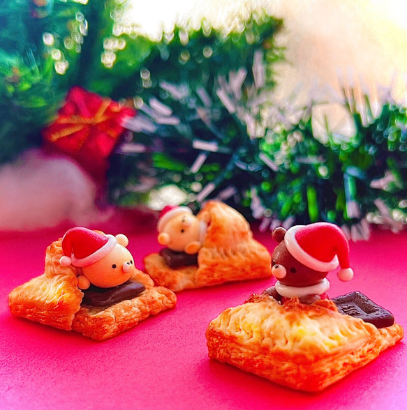 クリスマス限定】サクサック生地のくまねんねパイ キーホルダー
