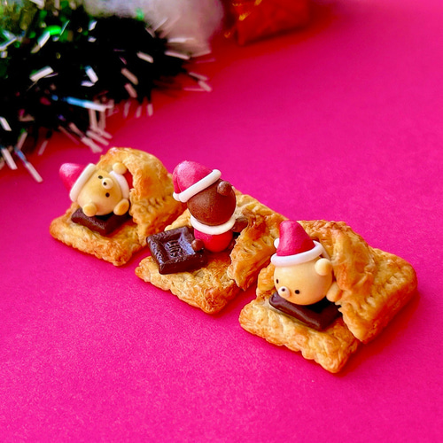 クリスマス限定】サクサック生地のくまねんねパイ キーホルダー