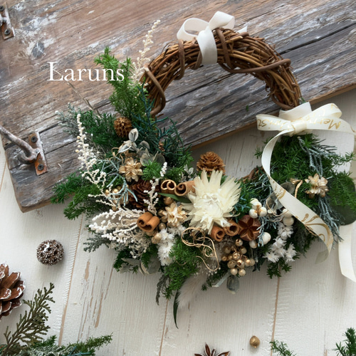 白いクリスマスリース 玄関に飾りたい白いクリスマスリース シナモンと白のデイジーと木の実