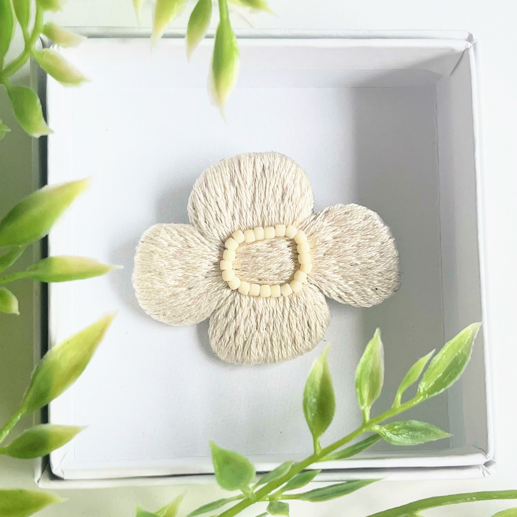 北欧風小さなお花の刺繍ブローチ【hokuo】#317 4,862円