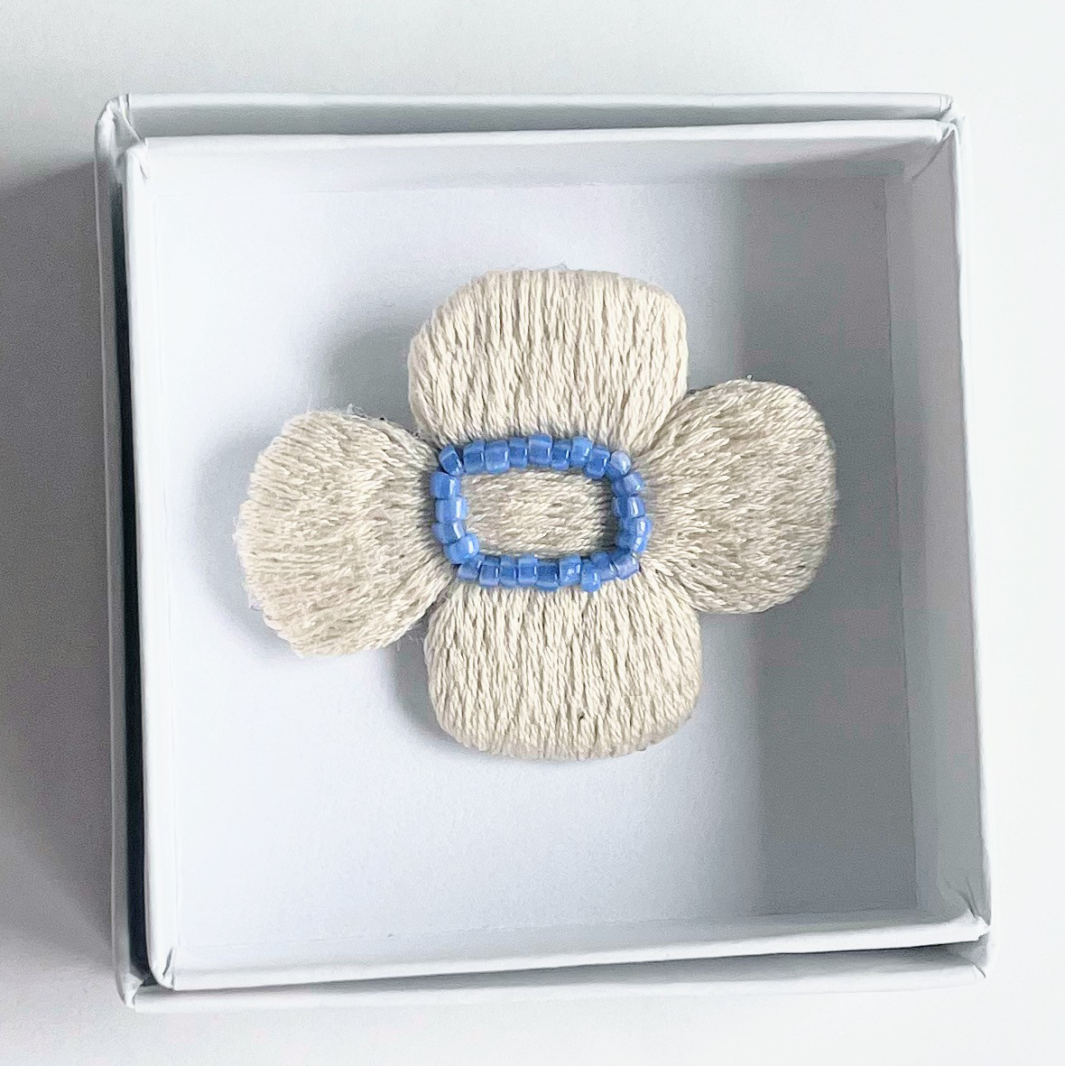 北欧風小さなお花の刺繍ブローチ【hokuo】#318