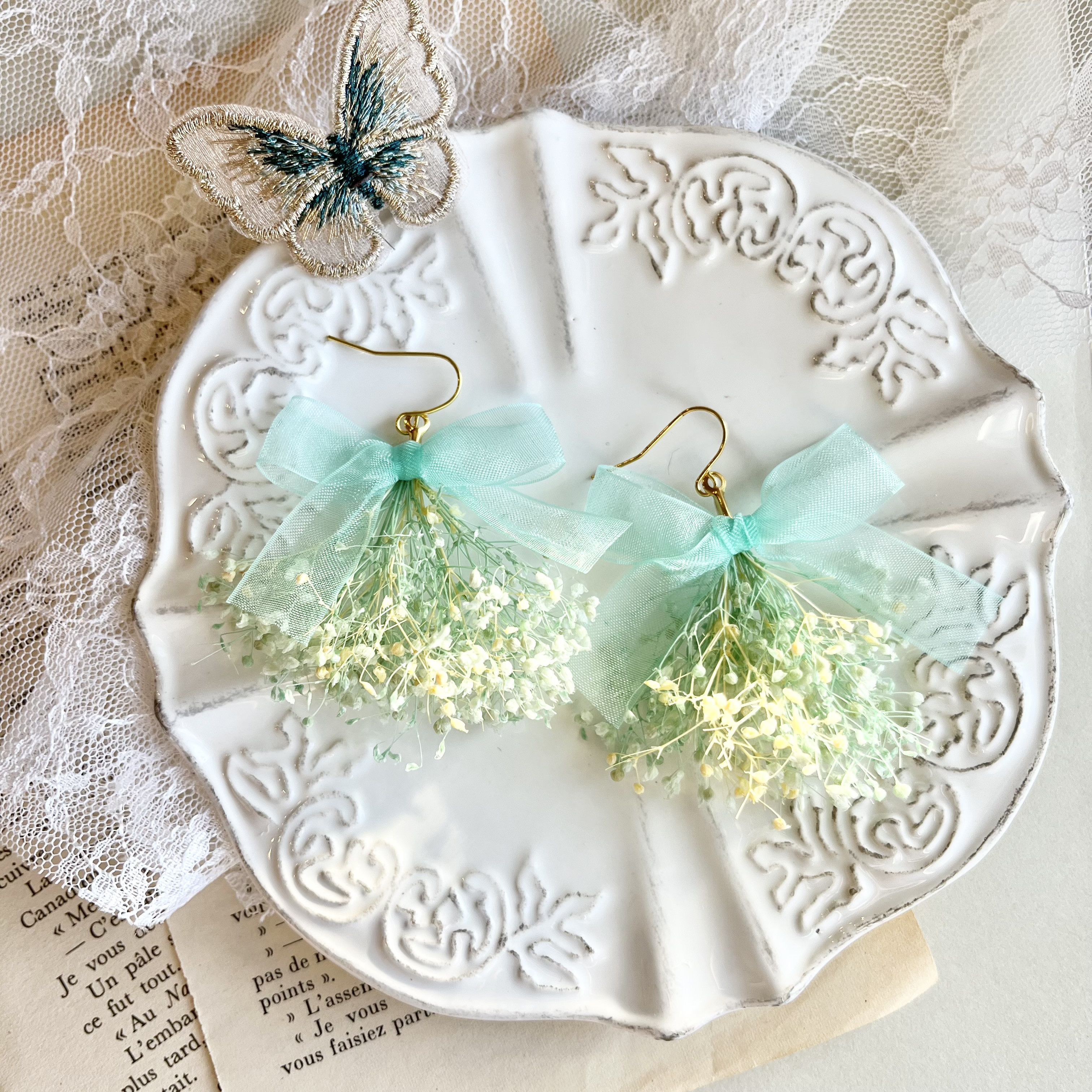 【1247】ハンドメイド 緑色 花とリボンのピアス 花束 1247】ハンドメイド 緑色 花とリボンのピアス 花束