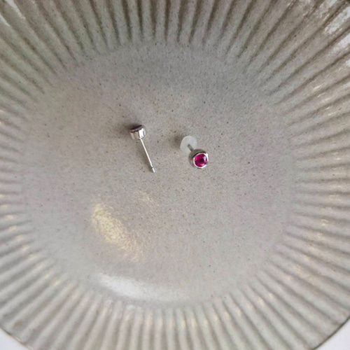 プラチナ900 ルビー 覆輪ピアス 7月 Pt900 ピアス（スタッド・一