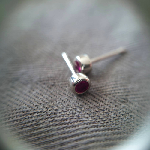 プラチナ900 ルビー 覆輪ピアス 7月 Pt900 ピアス（スタッド・一粒