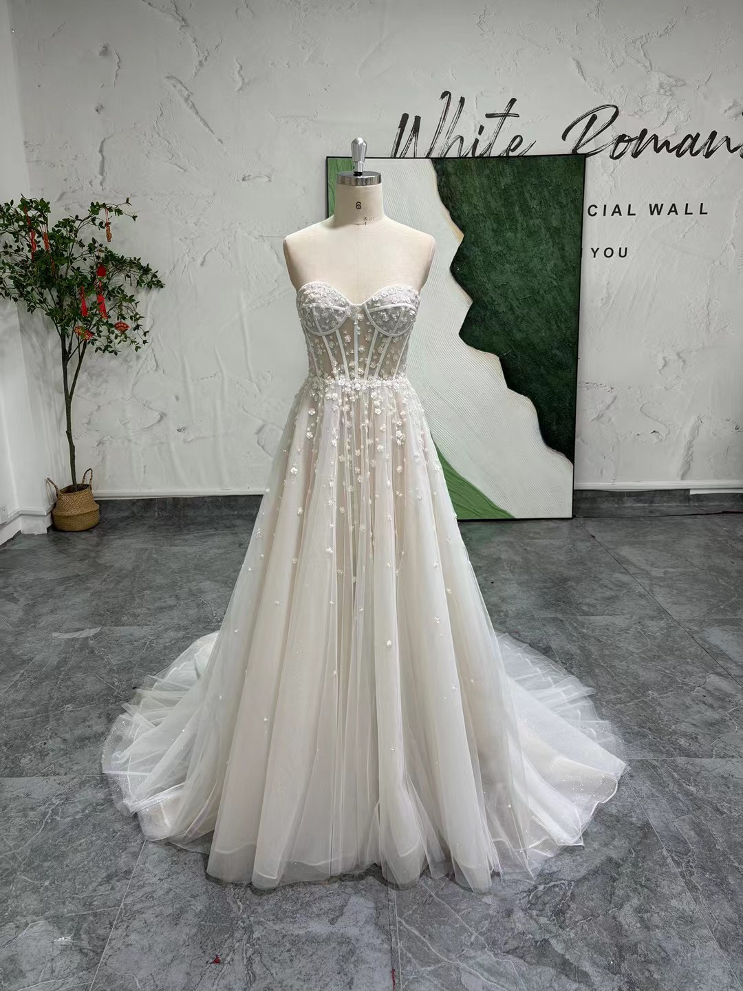 お買い得！お花飾り　短いトレーン　ファスナー　サイズオーダー可能　袖なし　Aライン　ウェディングドレス　上品結婚式挙式前