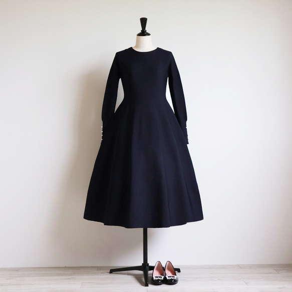 【卒入学に！】ホールガーメント パール付き フィットアンドフレアワンピース【ネイビー】 5枚目の画像