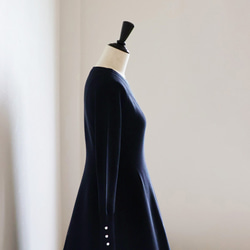 【卒入学に！】ホールガーメント パール付き フィットアンドフレアワンピース【ネイビー】 6枚目の画像