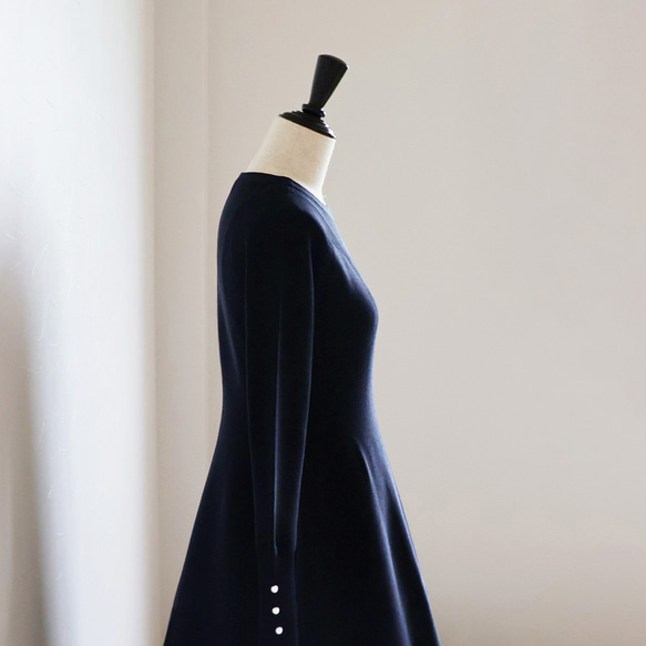 【卒入学に！】ホールガーメント パール付き フィットアンドフレアワンピース【ネイビー】 6枚目の画像