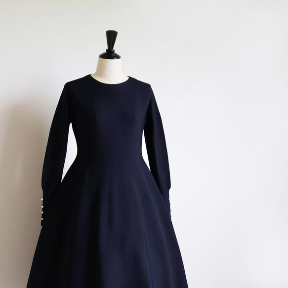 【卒入学に！】ホールガーメント パール付き フィットアンドフレアワンピース【ネイビー】 7枚目の画像