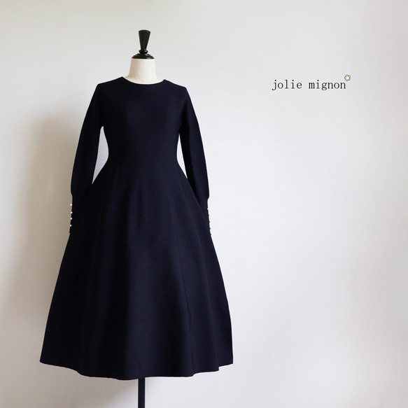 【卒入学に！】ホールガーメント パール付き フィットアンドフレアワンピース【ネイビー】 1枚目の画像