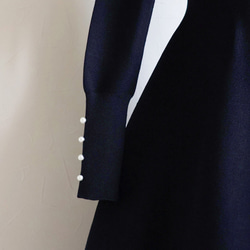 【卒入学に！】ホールガーメント パール付き フィットアンドフレアワンピース【ネイビー】 9枚目の画像