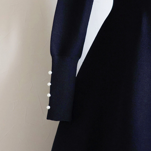 【卒入学に！】ホールガーメント パール付き フィットアンドフレアワンピース【ネイビー】 9枚目の画像