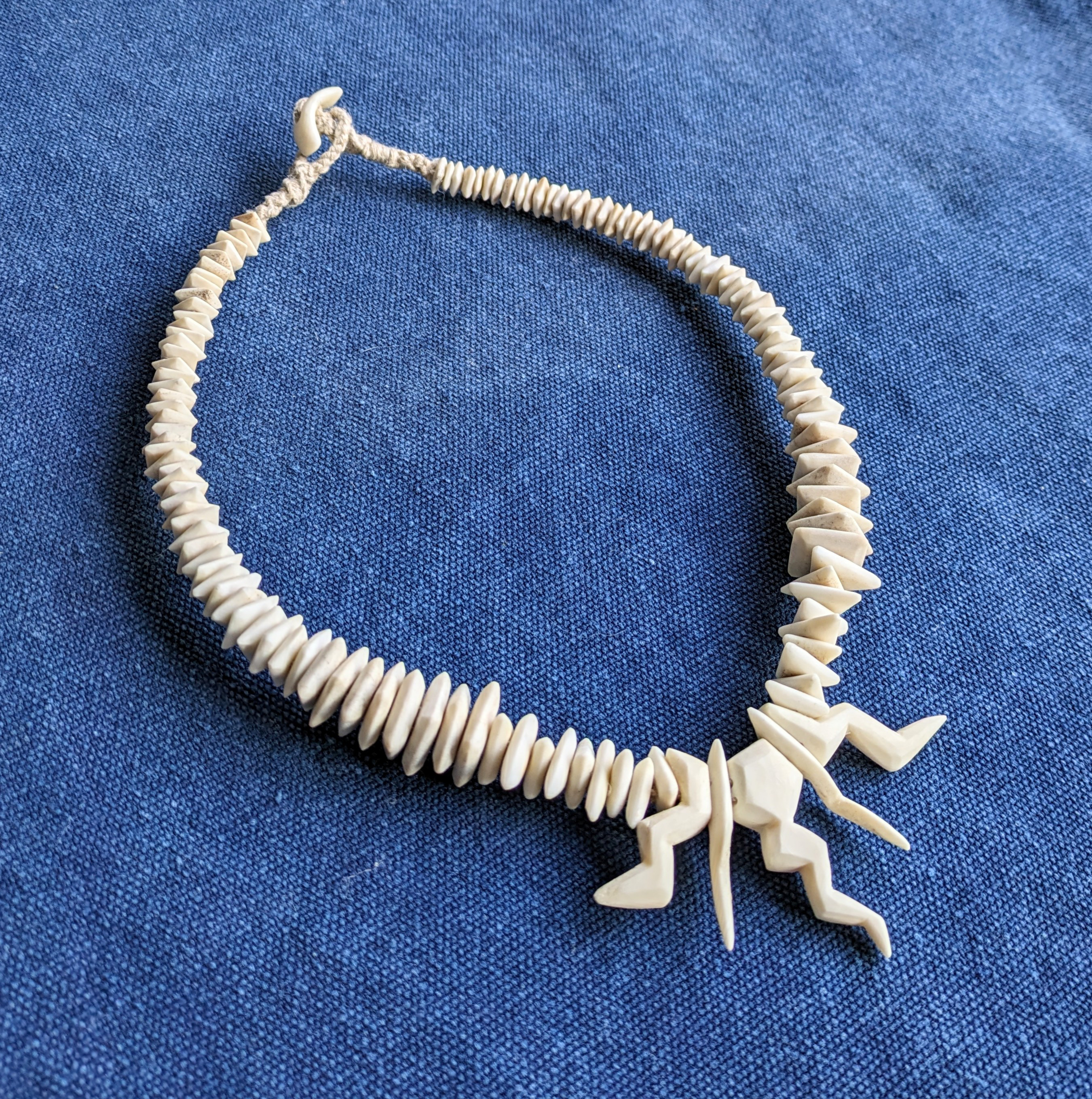 『　日の出の一歩　』　首飾り　蝦夷鹿角