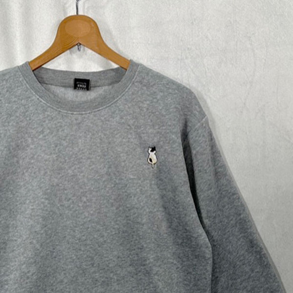 【選べる１１色展開】【秋冬の1枚】三毛猫のワンポイント刺繍 暖か裏起毛フリース生地 長袖スウェット/トレーナー 1枚目の画像