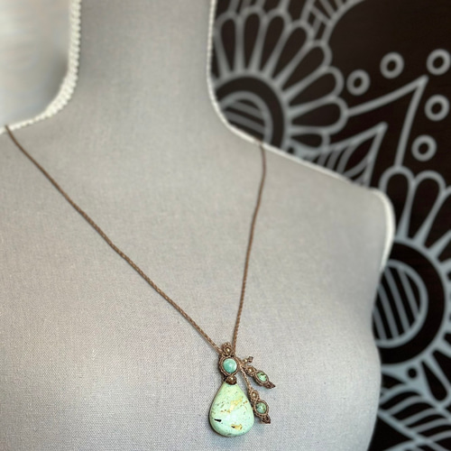 『聖薫』天然スパイダーウェブターコイズのマクラメペンダントネックレス 聖薫』天然スパイダーウェブターコイズのマクラメペンダント