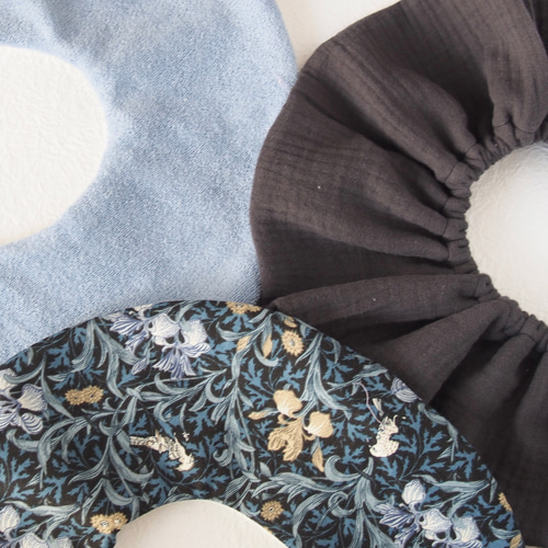 出産祝いに】人気スタイ3点セット ウィリアムモリス生地使用、フリル