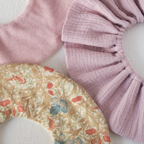 出産祝いに】人気スタイ3点セット ウィリアムモリス生地使用、フリル