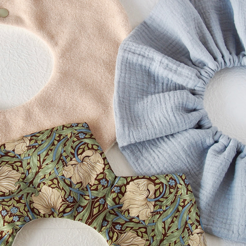 出産祝いに】人気スタイ3点セット ウィリアムモリス生地使用、フリル