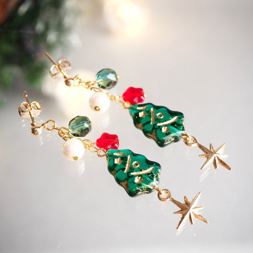 チェコガラスの揺れるクリスマスツリーピアス（グリーン） ピアス
